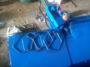 Máy uốn đai sắt vuông góc là gì?