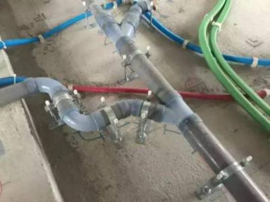 ▼ Những chỗ uốn lượn của đường ống đều được lắp đặt bằng thiết bị làm từ nhựa plastic trong suốt. Bởi vì như vậy đến khi bị tắc đường ống, nhân viên sửa chữa chỉ cần nhìn bằng mắt là sẽ biết đường ống bị tắc ở chỗ nào.