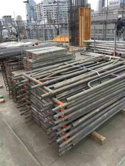  Ngay cả những cây chổi cũng không thể tùy tiện để lung tung trong công trường.