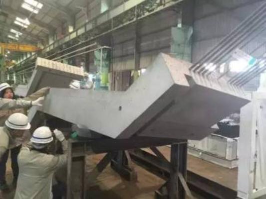 Các bộ phận rời rạc này đã được sản xuất từ trước bằng bê tông cốt thép và người ta chỉ mang đến công trường rồi lắp chúng lại là được.