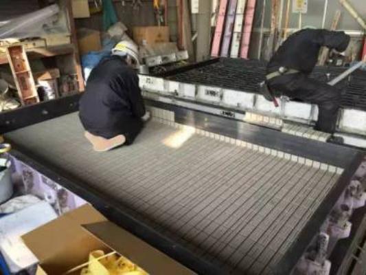 ▼ Còn đây là hình ảnh những công nhân đang lát gạch vào tường trong khung đã có sẵn.