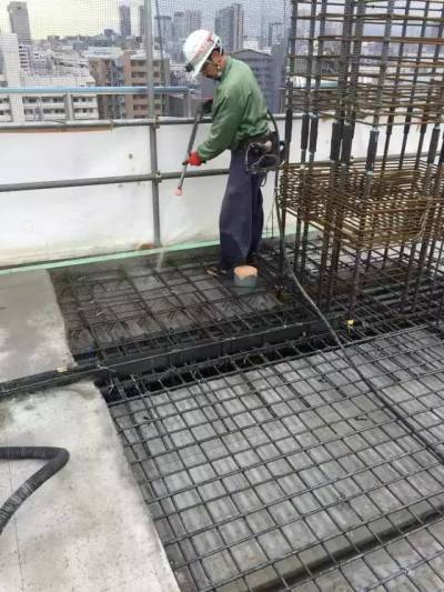  Tất nhiên, tại công trường thi công vẫn cần vệ sinh một số chỗ. Trong ảnh là công nhân đang dùng súng nước áp lực cao để rửa sạch nền trước khi đổ bê tông, không cho phép có bất kỳ chút rác nào lưu lại đây.