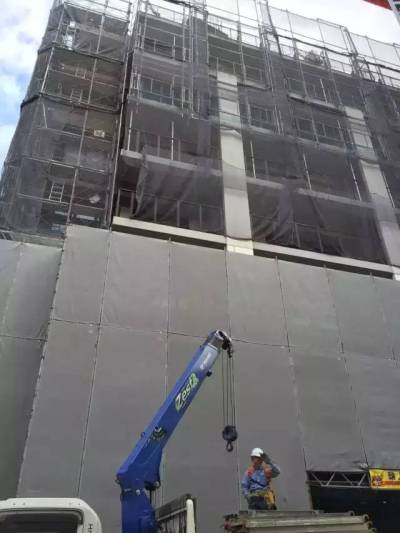 Để không bị bụi sang những khu vực khác nên mỗi tầng thi công xong họ sẽ đóng kín lại.