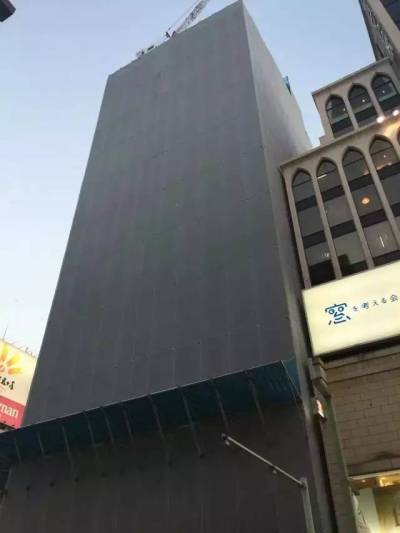 Đây là công trình xây dựng một tòa nhà ở Tokyo được bao bọc rất cẩn thận. Nó nằm ngay bên cạnh một cửa hàng nhưng không hề bị cửa hàng phàn nàn về bụi.