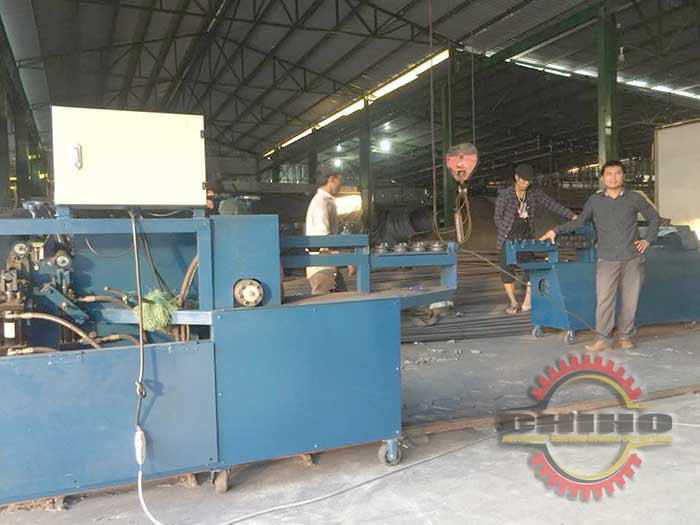 Các kỷ thuật viên CHIHO đang hướng dẫn khách hàng sử dụng máy bẻ đai sắt