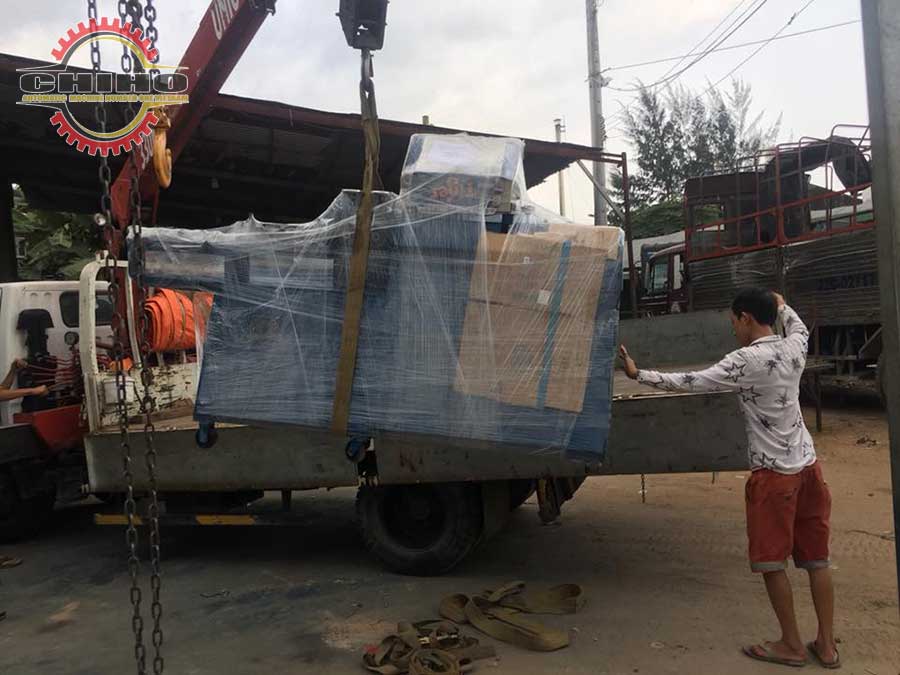 Các công nhân đang đưa lô máy bẻ đai sắt lên e tải vận chuyển ra Hải Phòng
