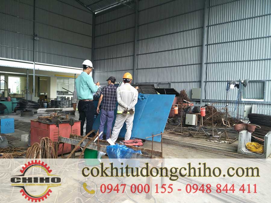 Các kỷ thuật viên CHIHO đang hướng dẫn khách vận hành máy bẻ đai sắt