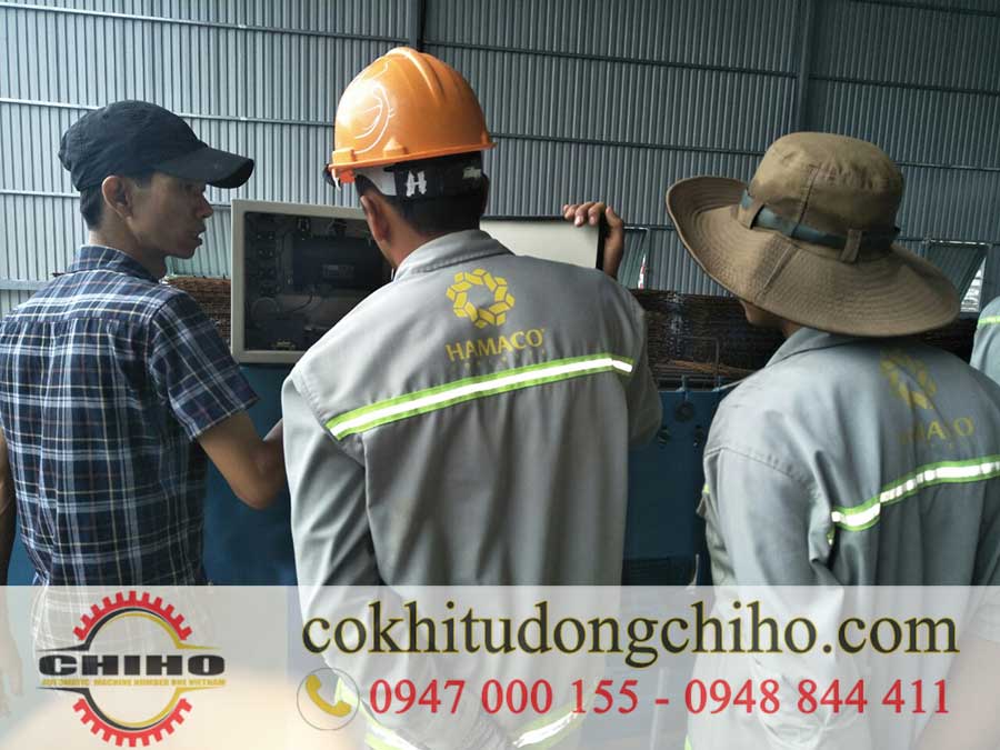 Kỷ thuật đang hướng dẫn khách hàng sử dụng máy bẻ đai sắt một cách nhiệt tình