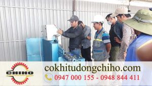 Kỷ thuật của CHIHO đang hướng dẫn bà con sử dụng máy bẻ đai